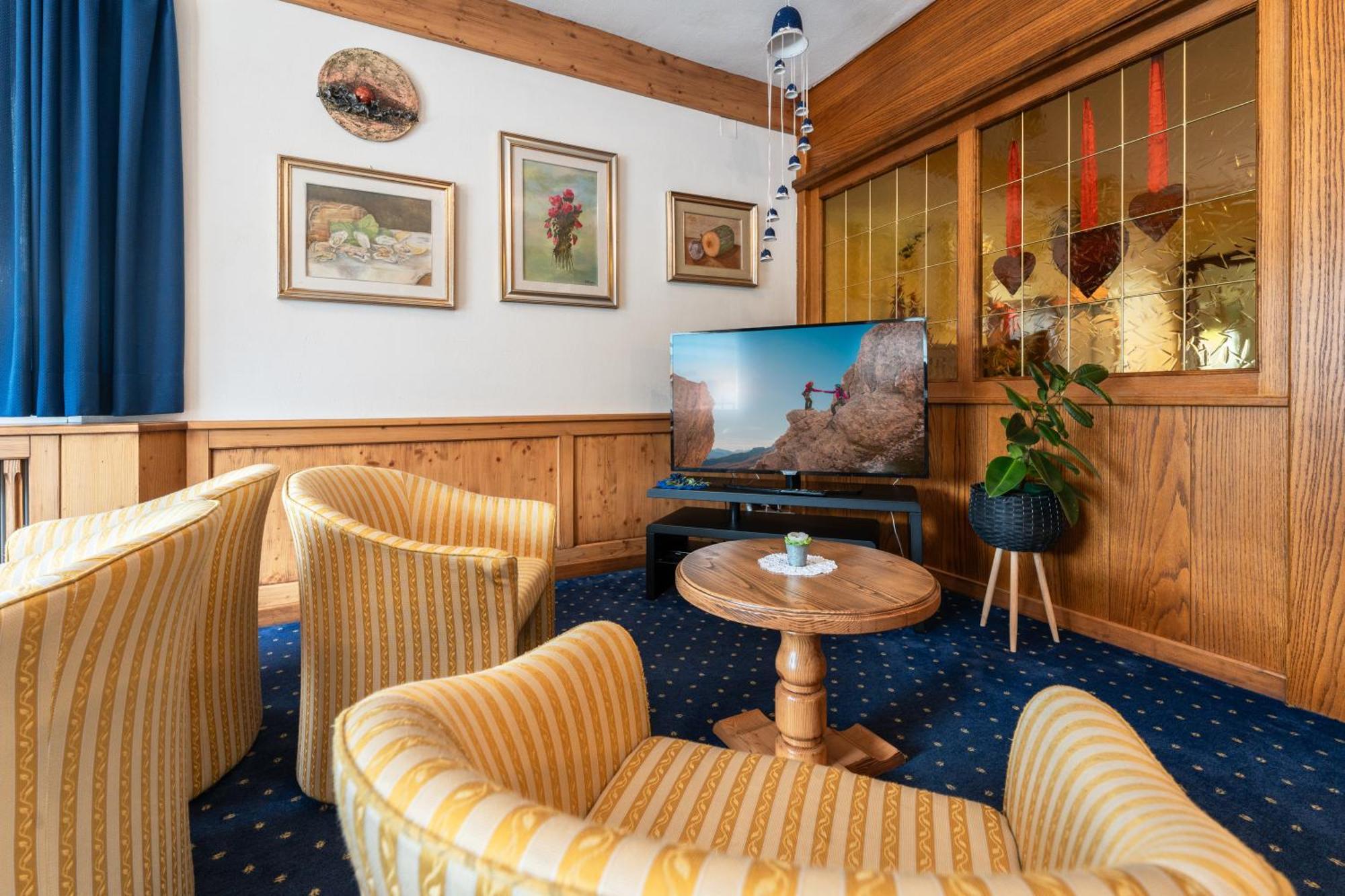 Hotel Mary Pozza di Fassa Exterior photo